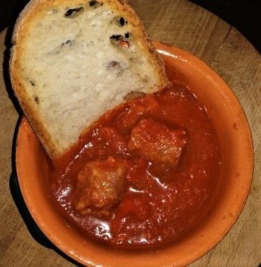Salsiccia con sugo di verdure - Anrichtung